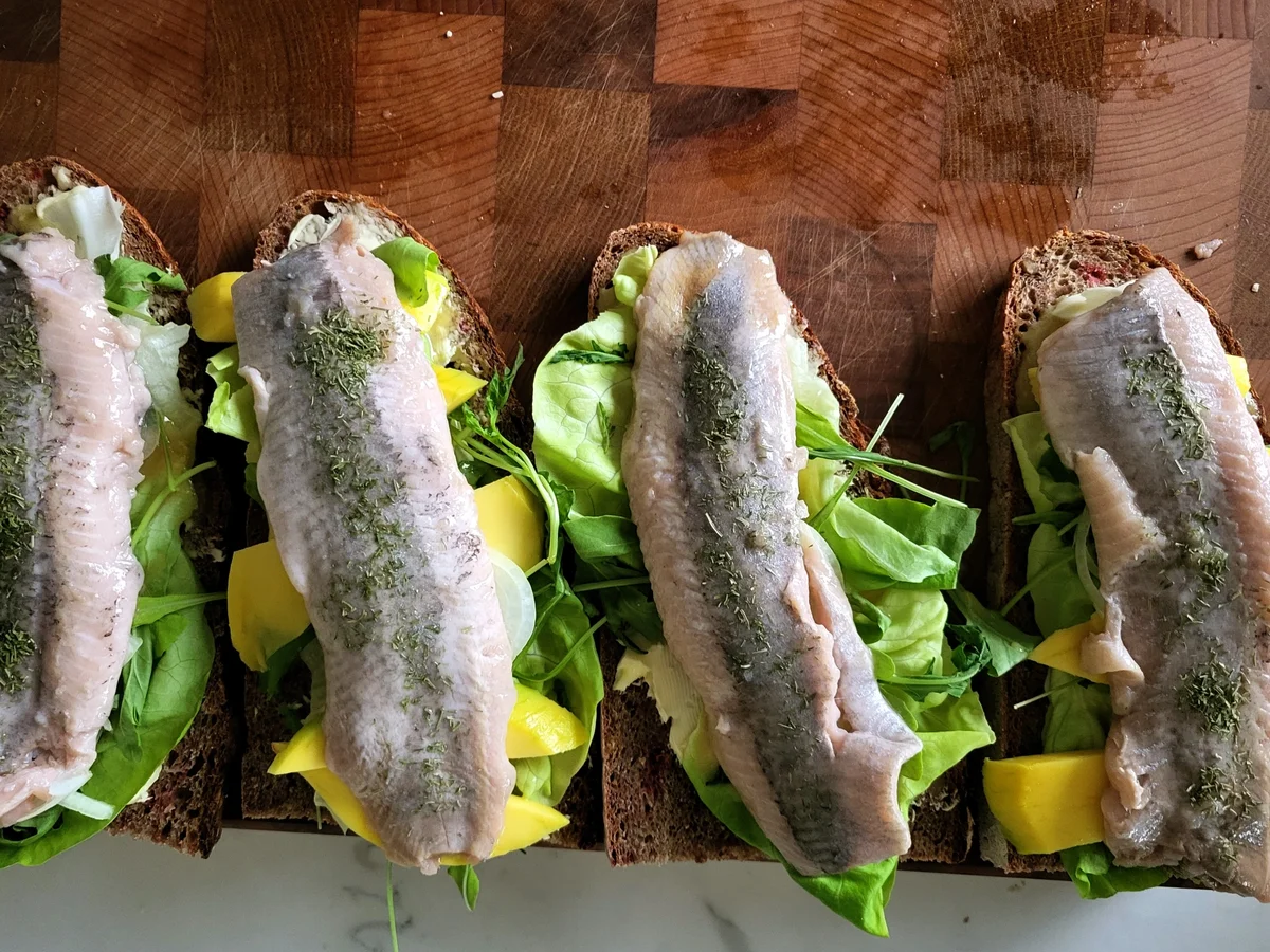 Matjesfilet auf Rote-Bete-Sauerteigbrot mit Honig-Senf-Zitronen Topping - Rezept - Bild Nr. 6