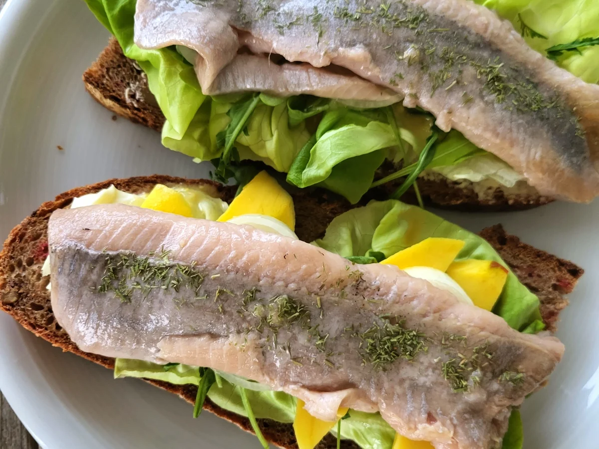 Matjesfilet auf Rote-Bete-Sauerteigbrot mit Honig-Senf-Zitronen Topping - Rezept - Bild Nr. 7