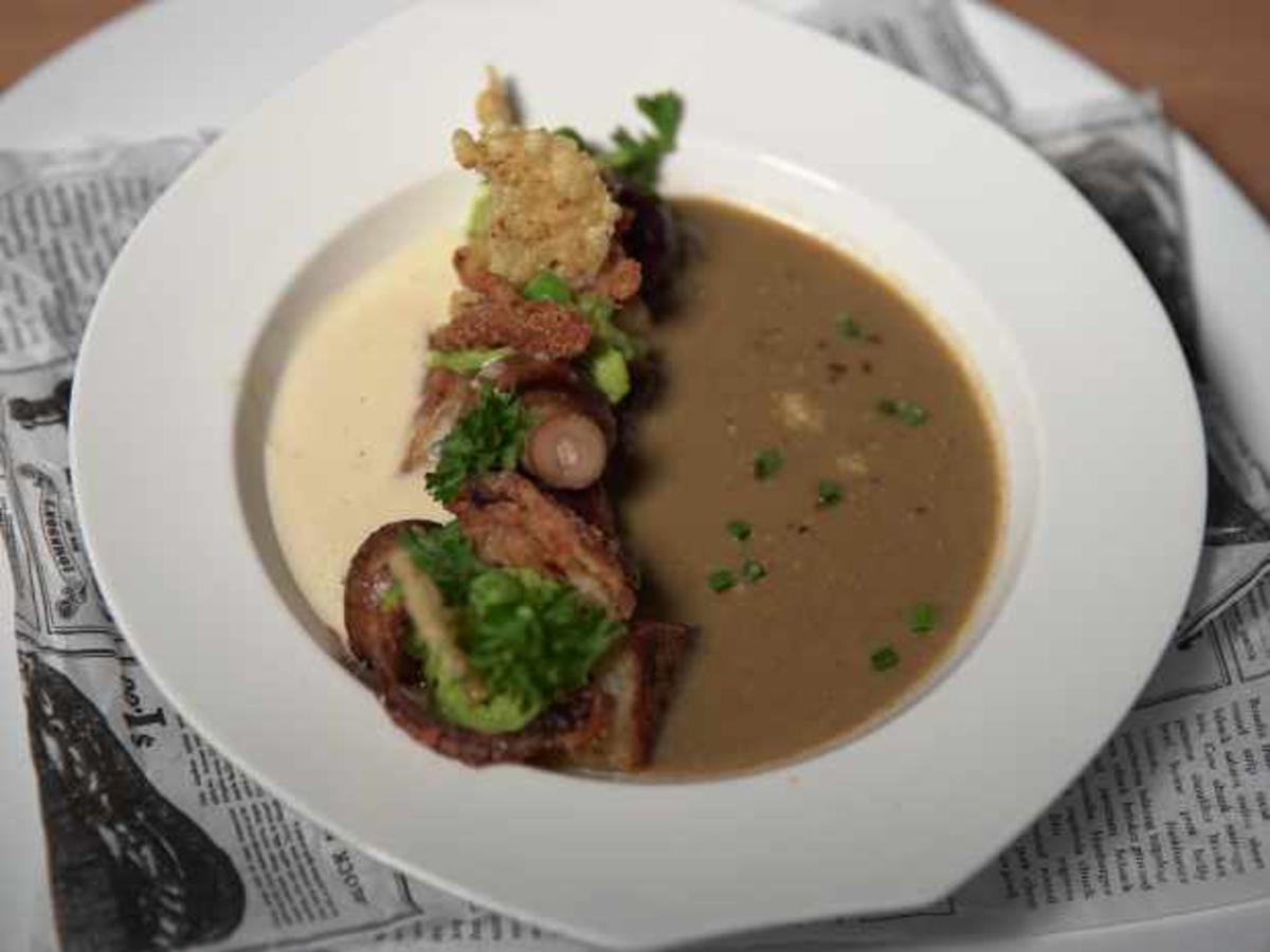 Champignon-Suppe mit Kartoffelwürfel und Erbsencreme - Rezept - kochbar.de