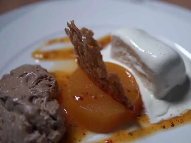 Schokomousse mit Vanille-Eis und Pfirsich-Soße - Rezept - Bild Nr. 16810