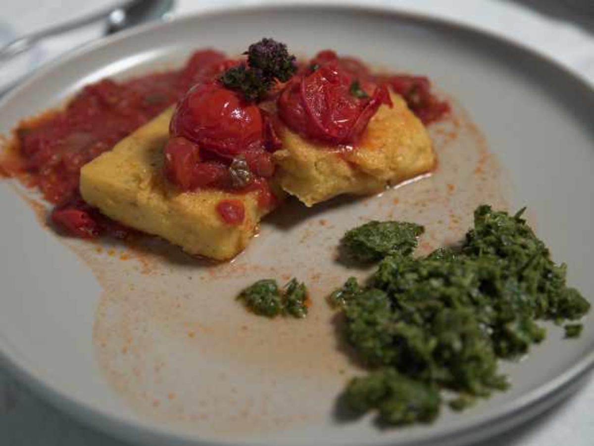 Polenta-Taler mit Tomatensoße und Petersiliensalat - Rezept - kochbar.de
