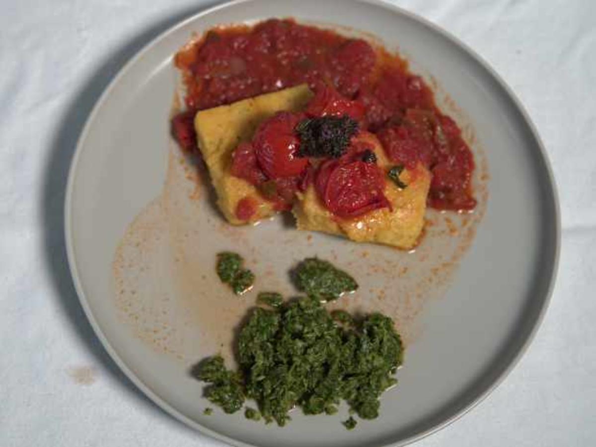 Polenta-Taler mit Tomatensoße und Petersiliensalat - Rezept - Bild Nr. 3