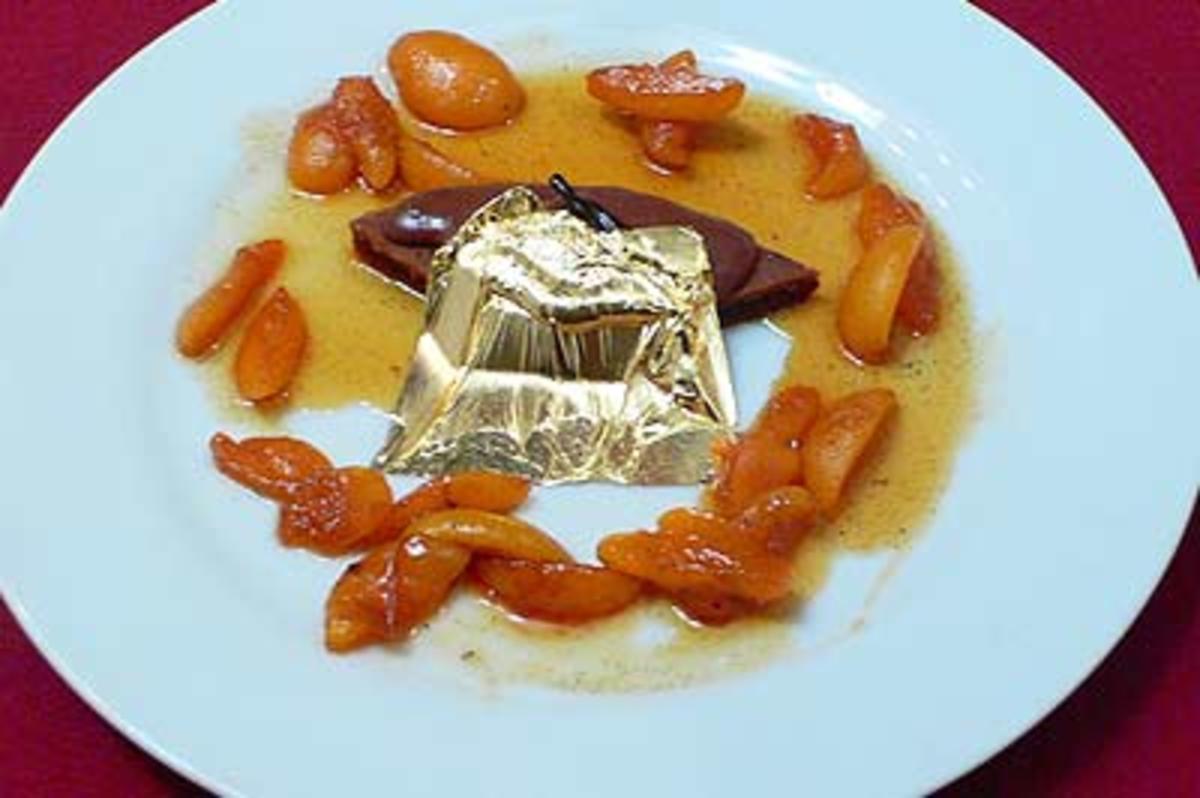 Schokoladenboot mit goldenem Segel und Aprikosenjus - Rezept
