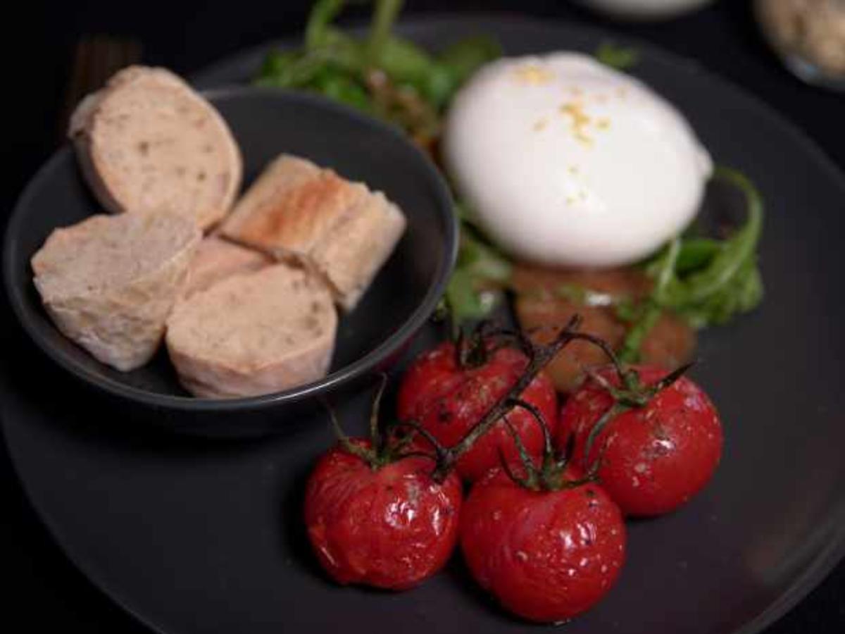 Ofen-Tomaten mit Salat, Baguette und Dattel-Dip - Rezept - Bild Nr. 2