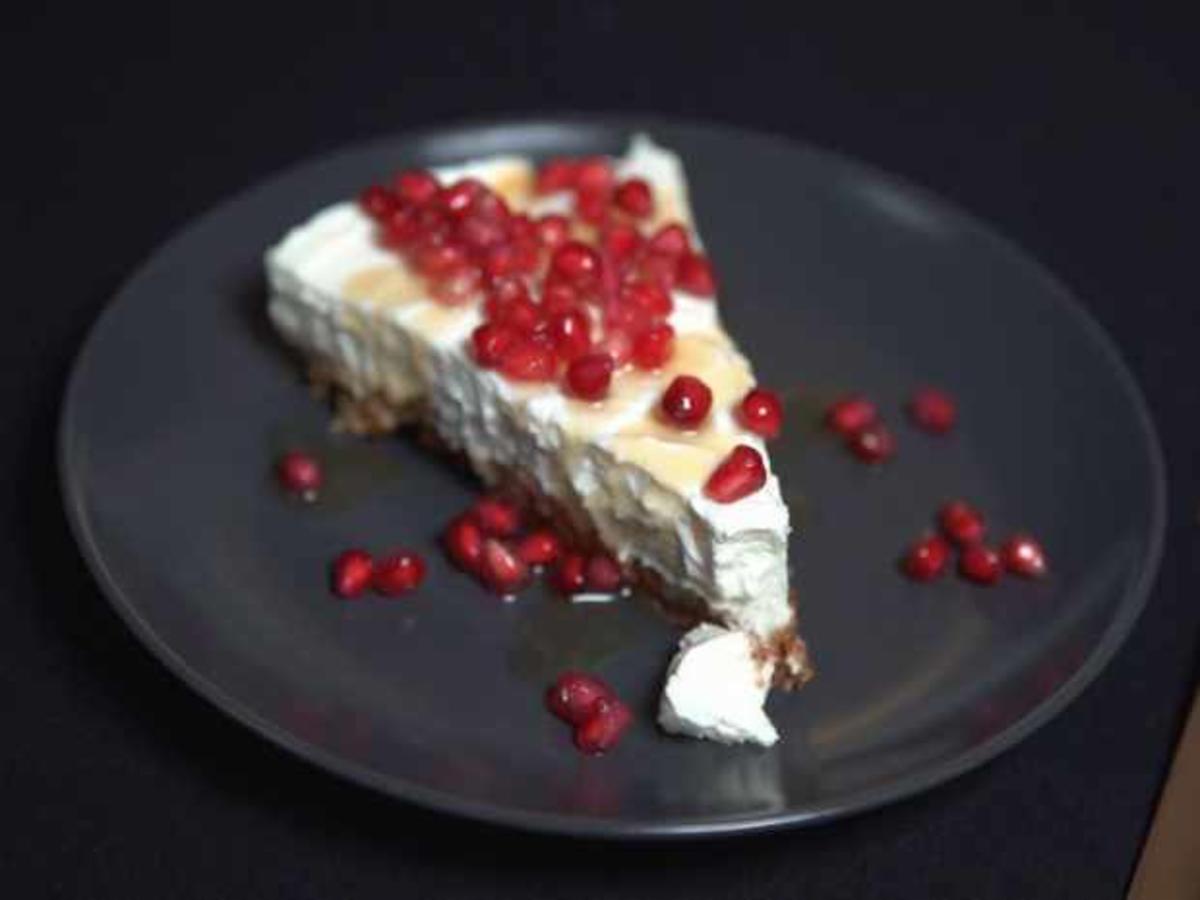 Weißer-Schokoladen-Kuchen mit Granatapfelkernen - Rezept - Bild Nr. 16819