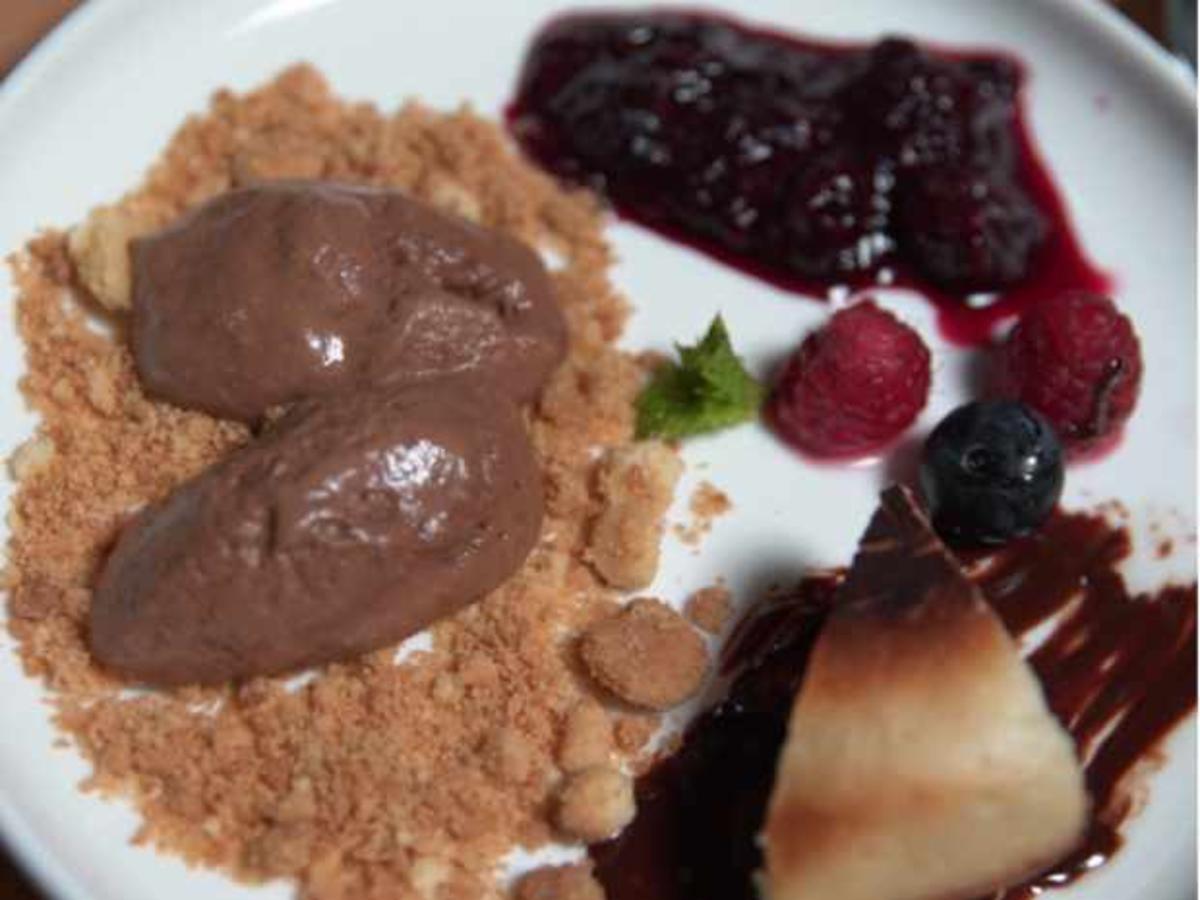 Mousse au Chocolat mit Beerensoße und Himbasha - Rezept - kochbar.de