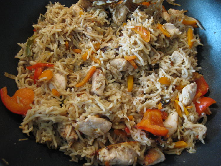 Gebratene Wok Nudeln mit Hähnchenfleisch, Gemüse und süß-saurer Soße ...