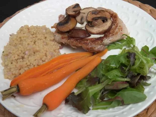 Steak mit Estragon-Fregola-Risotto und Wildräutersalat - Rezept - Bild Nr. 16822