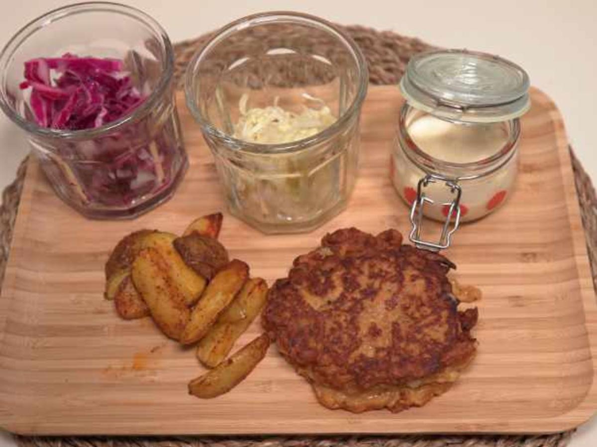 Schnitzel im Kartoffelteigmantel mit Kartoffelspalten und Kohlsalat - Rezept - Bild Nr. 2