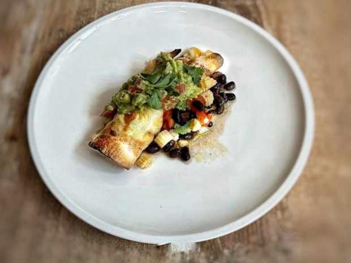 Enchiladas mit Mole-Huhn, Guacamole und Bohnen-Mais-Salat (Luna ...