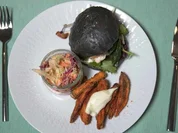 Lachsburger mit Pak Choi, Krautsalat und Süßkartoffel-Pommes - Rezept - Bild Nr. 2