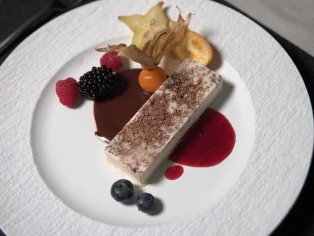 Vanille Parfait mit Schokosplittern, dunkler Schokosauce und Früchten - Rezept - Bild Nr. 2