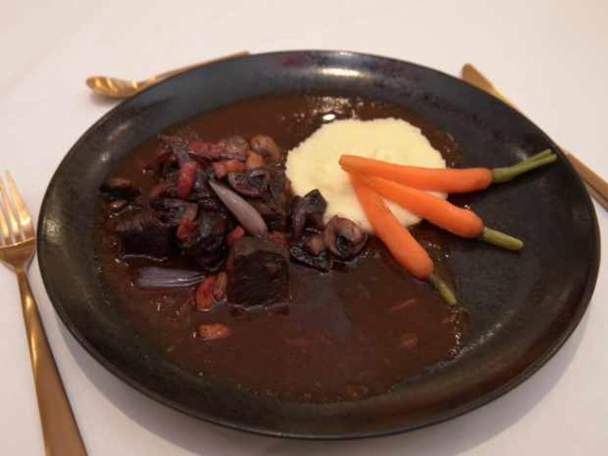 Boeuf Bourguignon mit Kartoffelpüree und karamellisierten Möhren ...