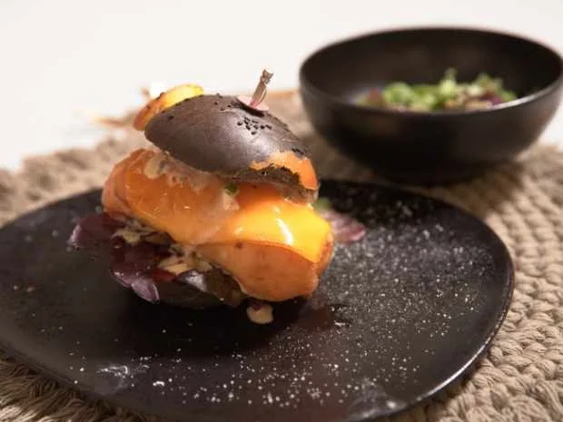 Backfischburger mit Wildkräutersalat - Rezept - Bild Nr. 2