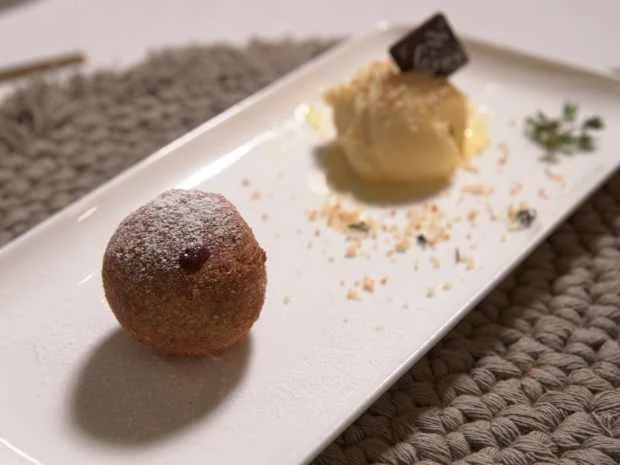 Schokoknödel mit Mango-Sorbet und Thymiancrunch - Rezept - Bild Nr. 16831