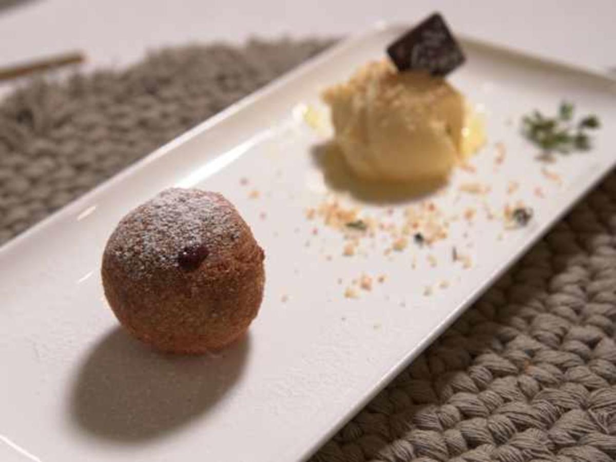 Schokoknödel mit Mango-Sorbet und Thymiancrunch - Rezept - kochbar.de