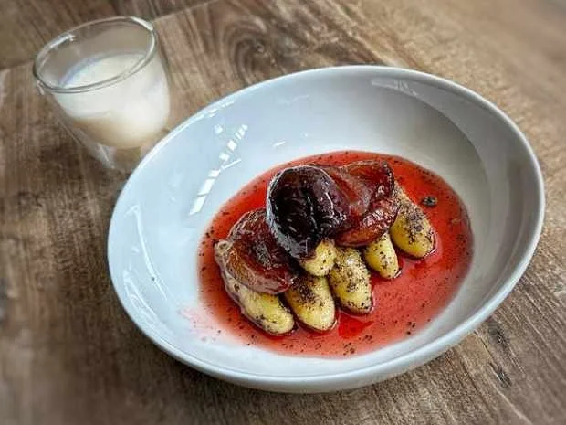 Rezept: Süße Schupfnudeln mit Mohn, Vanillesauce und Pflaumenröster (Evelyn Burdecki) Bild Nr. 16831 Süße Schupfnudeln mit Mohn, Vanillesauce und Pflaumenröster (Evelyn Burdecki) - Rezept - Bild Nr. 16831