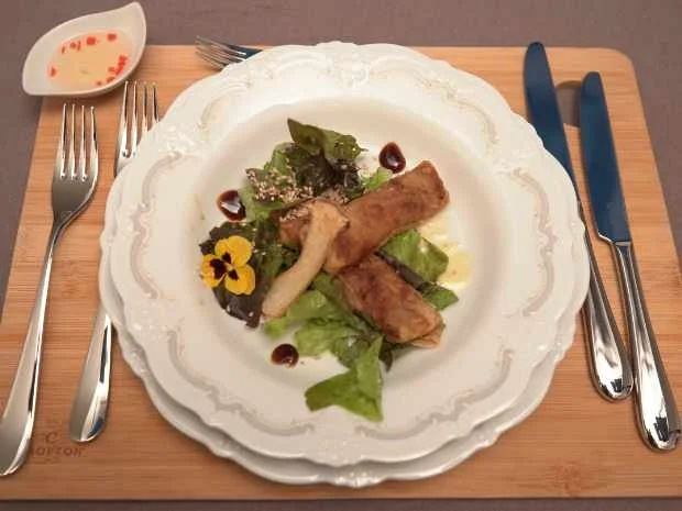 Rezept: Knusprige Röllchen und frischer Salat Bild Nr. 2 Knusprige Röllchen und frischer Salat - Rezept - Bild Nr. 2