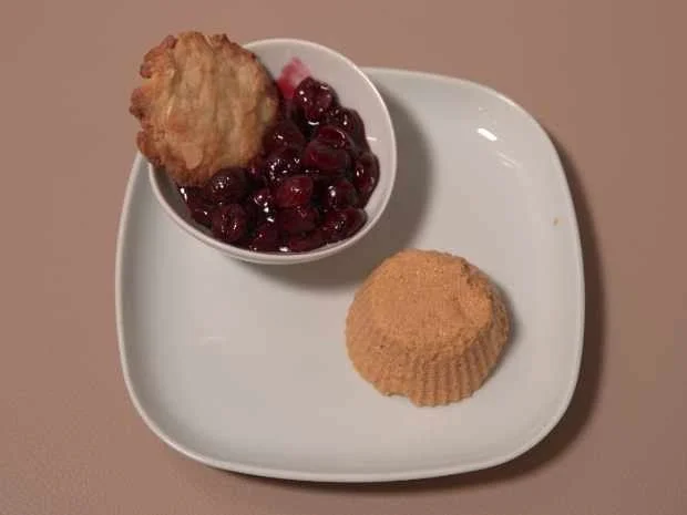 Rezept: Butter-Mandel-Taler mit Parfait und Kirschgrütze Bild Nr. 16831 Butter-Mandel-Taler mit Parfait und Kirschgrütze - Rezept - Bild Nr. 16831