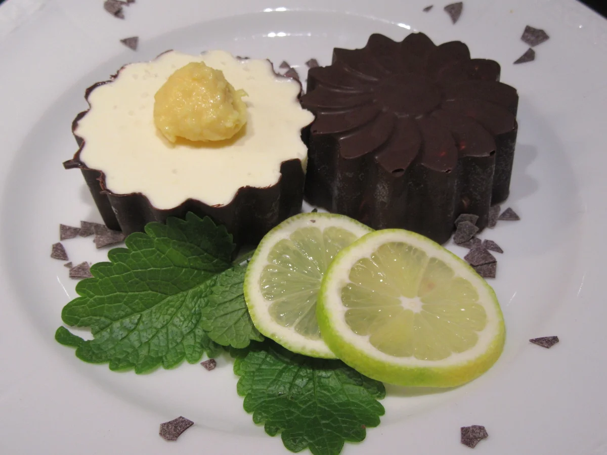 Rezept: Dessert: Cremiges Zitroneneis im Schokoförmchen Bild Nr. 16844 Dessert: Cremiges Zitroneneis im Schokoförmchen - Rezept - Bild Nr. 16844