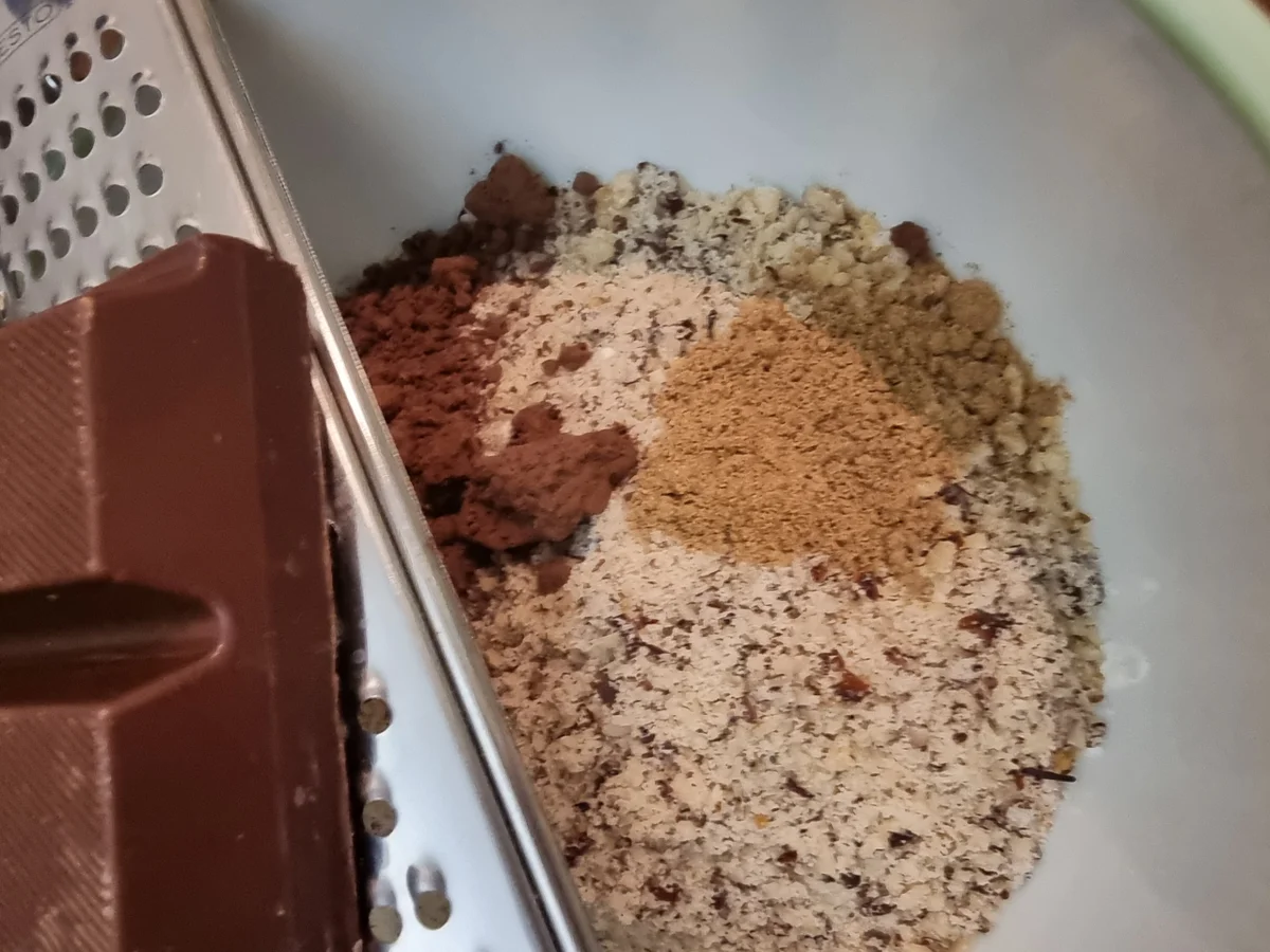 Schokoladen-Gugelhupf mit Traubensaft-Guss - Rezept - Bild Nr. 16848