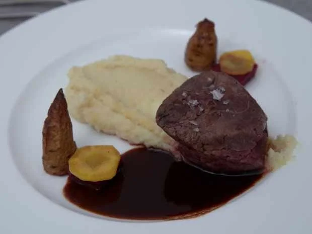 Rinderfilet mit Rote Bete, Kerbelknollen und Pastinakenpüree - Rezept - Bild Nr. 2
