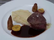 Rinderfilet mit Rote Bete, Kerbelknollen und Pastinakenpüree - Rezept - Bild Nr. 2