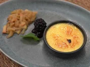 Calvados Äpfel mit karamellisierter Vanille-Tonkabohnen-Creme - Rezept - Bild Nr. 2