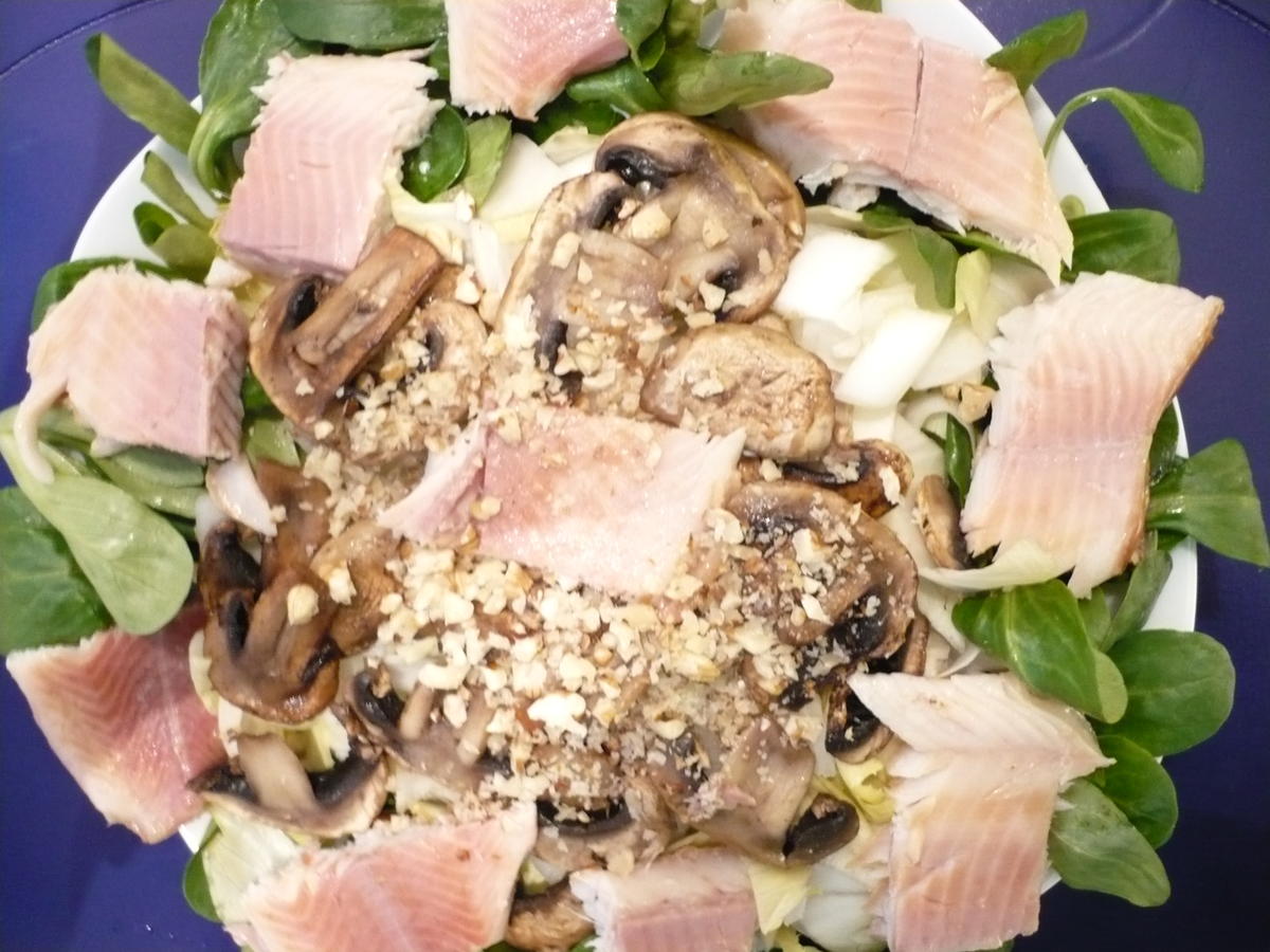 Feldsalat mit geräucherter Forelle - Rezept - kochbar.de