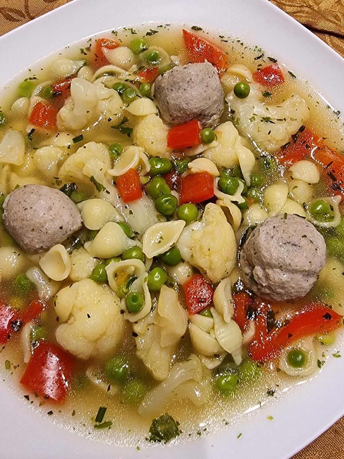 Gemüse-Nudelsuppe mit Bratwurstklößchen - Rezept - kochbar.de