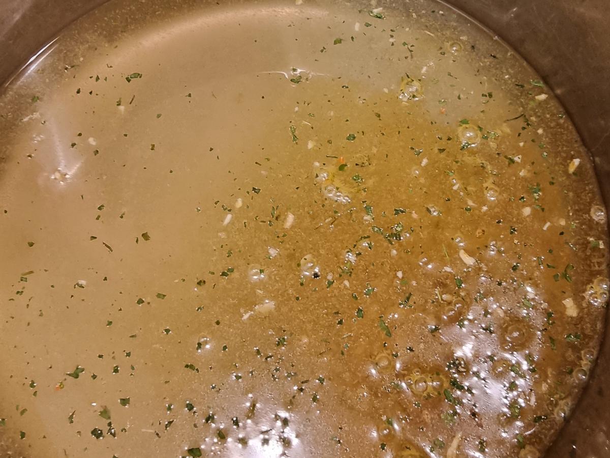 Gemüse-Nudelsuppe mit Bratwurstklößchen - Rezept