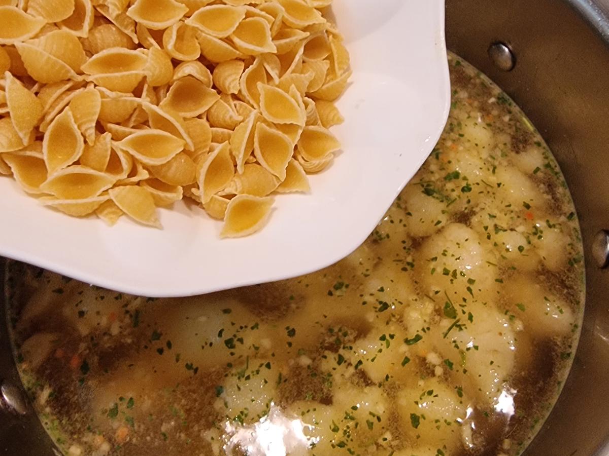 Gemüse-Nudelsuppe mit Bratwurstklößchen - Rezept