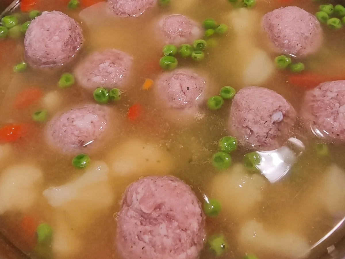 Gemüse-Nudelsuppe mit Bratwurstklößchen - Rezept - Bild Nr. 16853