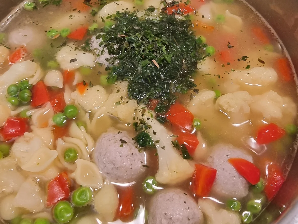 Gemüse-Nudelsuppe mit Bratwurstklößchen - Rezept - Bild Nr. 16854