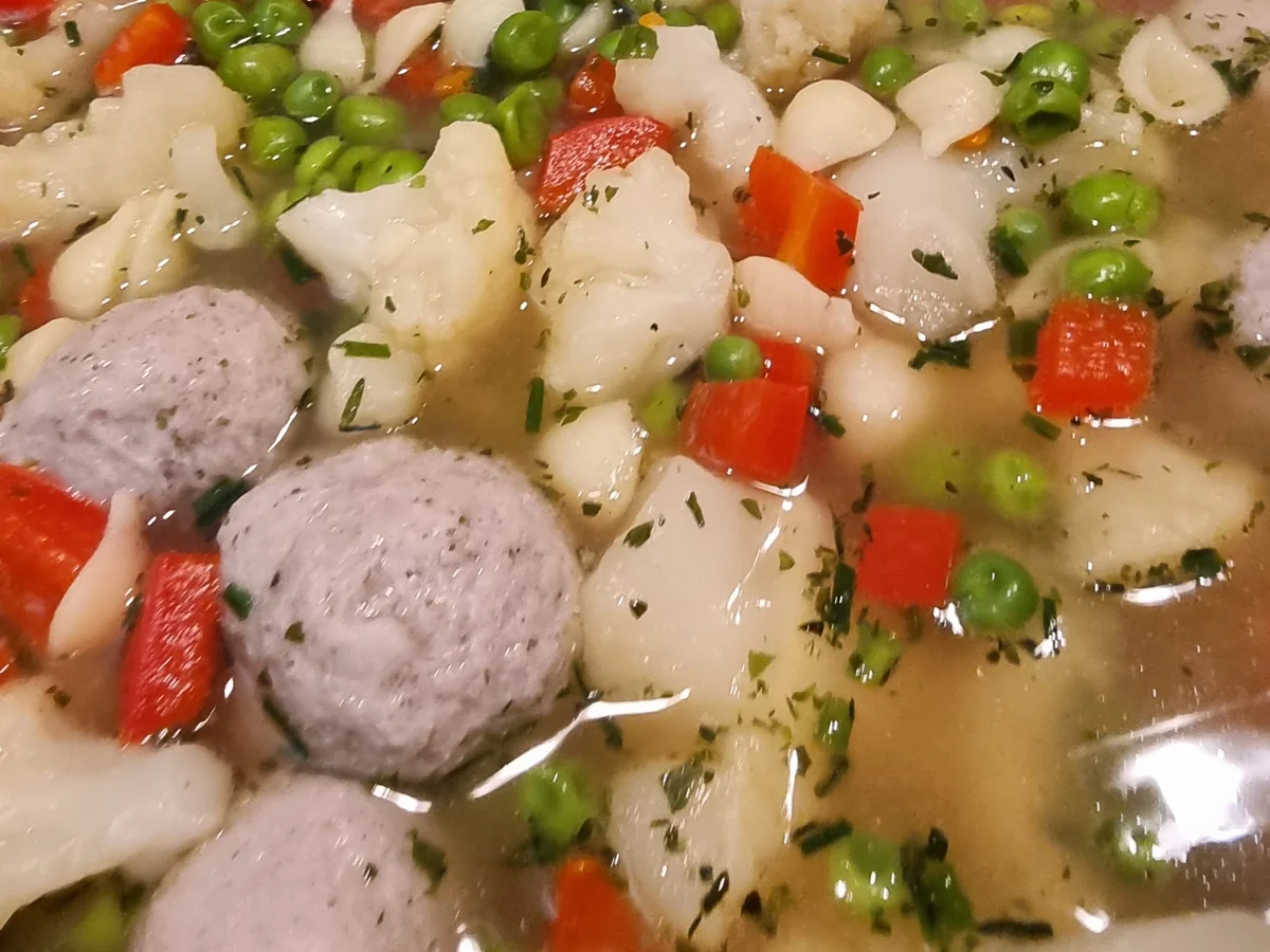 Gemüse-Nudelsuppe mit Bratwurstklößchen - Rezept - Bild Nr. 16855