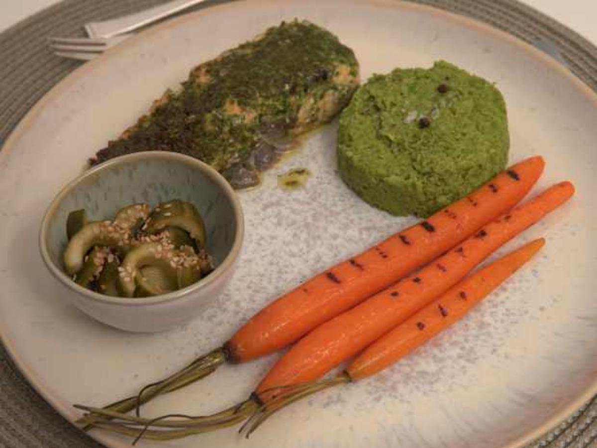 Lachs mit Petersilie auf Erbsenpüree mit karamellisierten Möhren ...