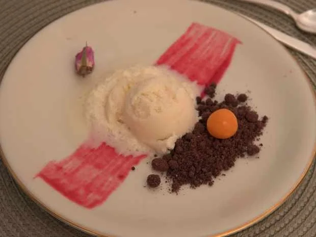 Birneneis auf Schokoladenerde mit Eierlikörschaum - Rezept - Bild Nr. 16857