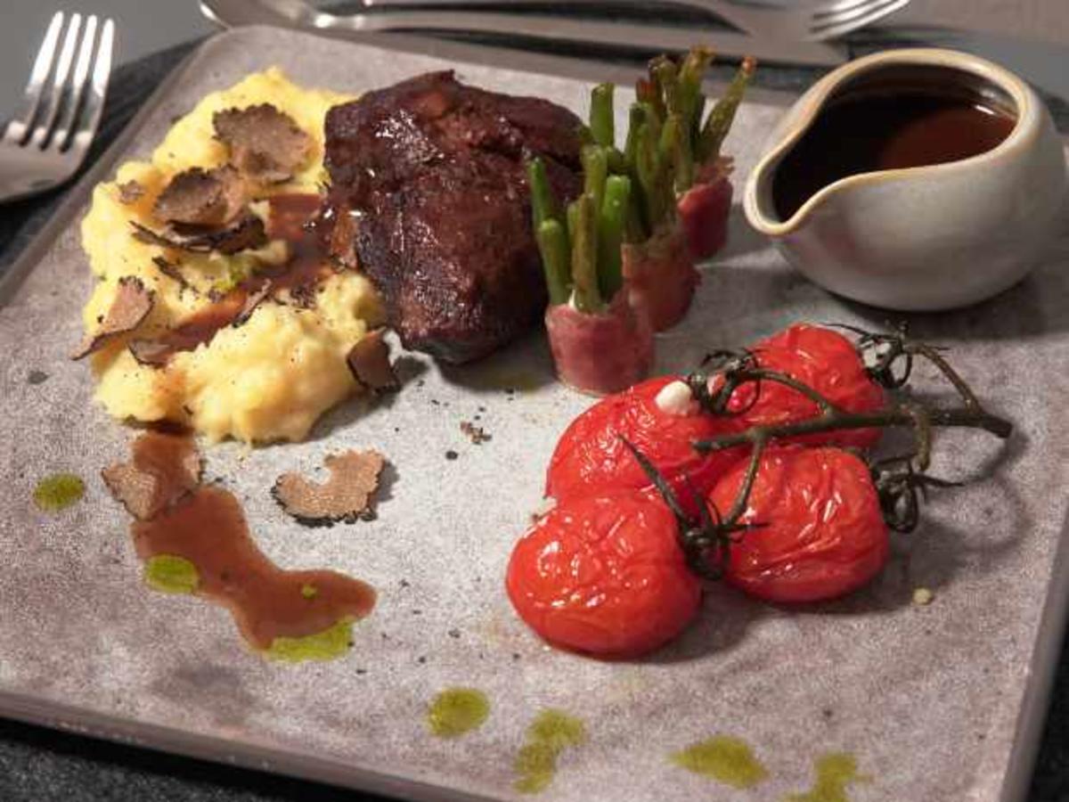 Kalbsbäckchen mit getrüffeltem Kartoffel Pastinaken Stampf - von Das ...