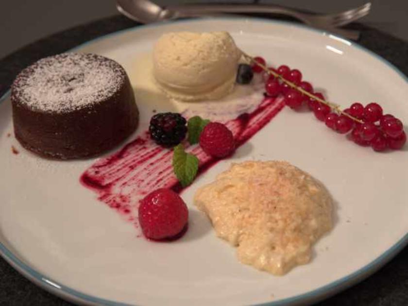 Kokosnocken mit Beeren und Fruchtspiegel, Schokokuchen und Vanilleeis ...