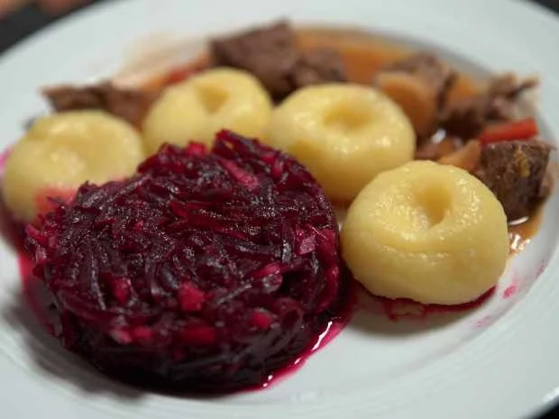Geschmortes Rindergulasch mit Klößen und Rote Bete Salat - Rezept - Bild Nr. 16857