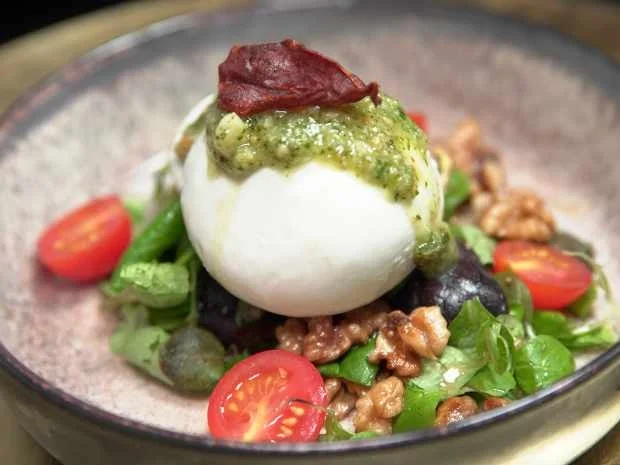 Rezept: Burrata mit Basilikumpesto und Walnüssen Bild Nr. 16864 Burrata mit Basilikumpesto und Walnüssen - Rezept - Bild Nr. 16864