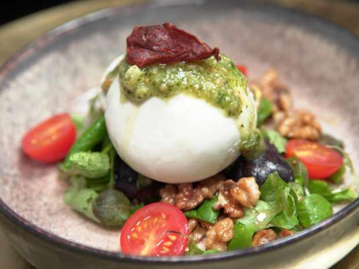 Burrata mit Basilikumpesto und Walnüssen - Rezept - kochbar.de