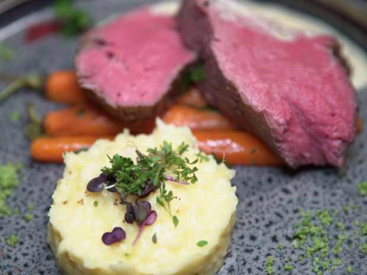 Rinderfilet mit Kartoffelstampf und Buttermöhren - Rezept - kochbar.de