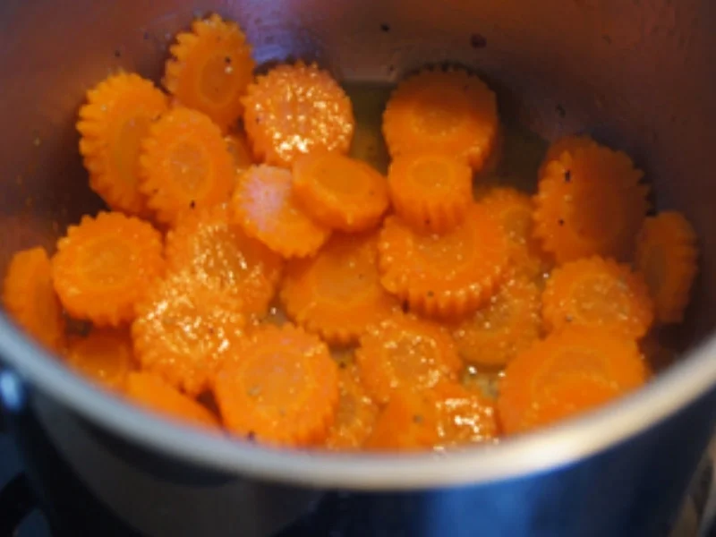 Gebratener Leberkäse mit Honig-Möhrenblüten und Kartoffelgratin - Rezept - Bild Nr. 16869