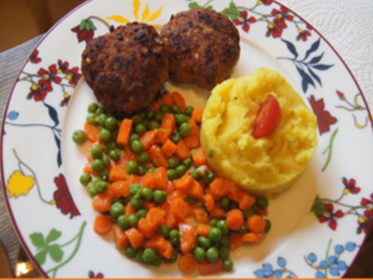 Rindfleisch-Frikadellen mit Erbsen-Möhren-Gemüse und Kartoffelstampf ...