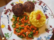 Rindfleisch-Frikadellen mit Erbsen-Möhren-Gemüse und Kartoffelstampf - Rezept - Bild Nr. 16864