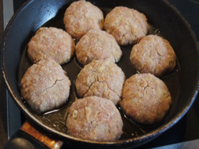 Rindfleisch-Frikadellen mit Erbsen-Möhren-Gemüse und Kartoffelstampf - Rezept - Bild Nr. 16868