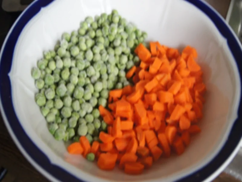 Rindfleisch-Frikadellen mit Erbsen-Möhren-Gemüse und Kartoffelstampf - Rezept - Bild Nr. 16871