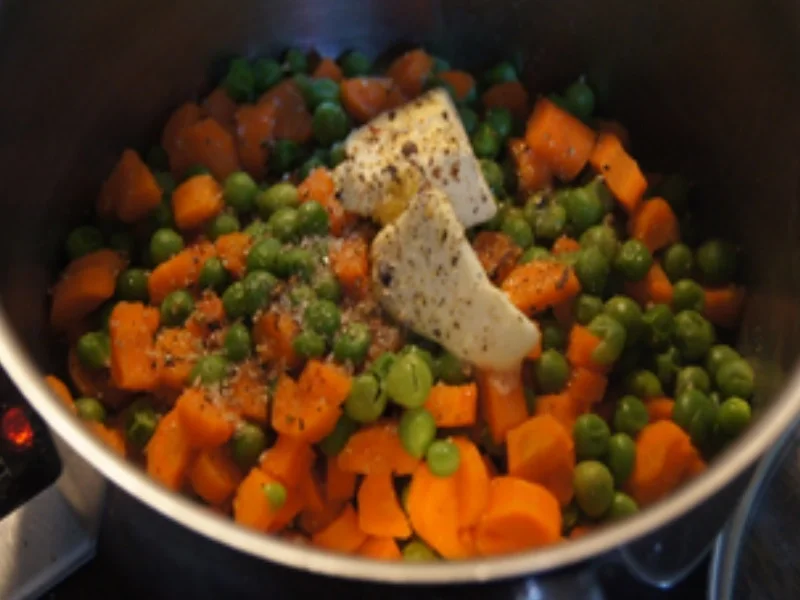 Rindfleisch-Frikadellen mit Erbsen-Möhren-Gemüse und Kartoffelstampf - Rezept - Bild Nr. 16873