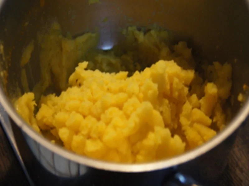 Rindfleisch-Frikadellen mit Erbsen-Möhren-Gemüse und Kartoffelstampf - Rezept - Bild Nr. 16877